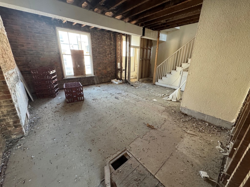 Lot: 66 - COMMERCIAL INVESTMENT AND UPPER PARTS WITH PRIOR APPROVAL FOR TWO, TWO-BEDROOM FLATS - First floor - room 3
